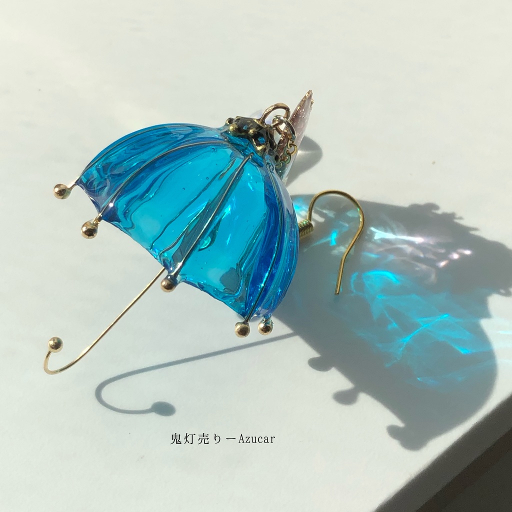 桜雨の雨宿り 鬼灯と傘レジン 蝶 色変化勿忘草 さくらの和装小物 ピアス イヤリング