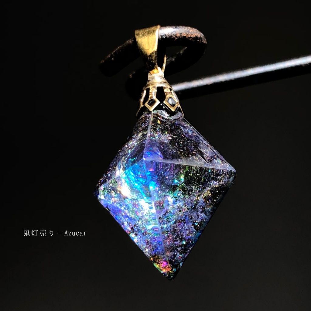 タンザナイトの光を集めて。 オルゴナイト 蓄光 八面体 宇宙レジン ネックレス