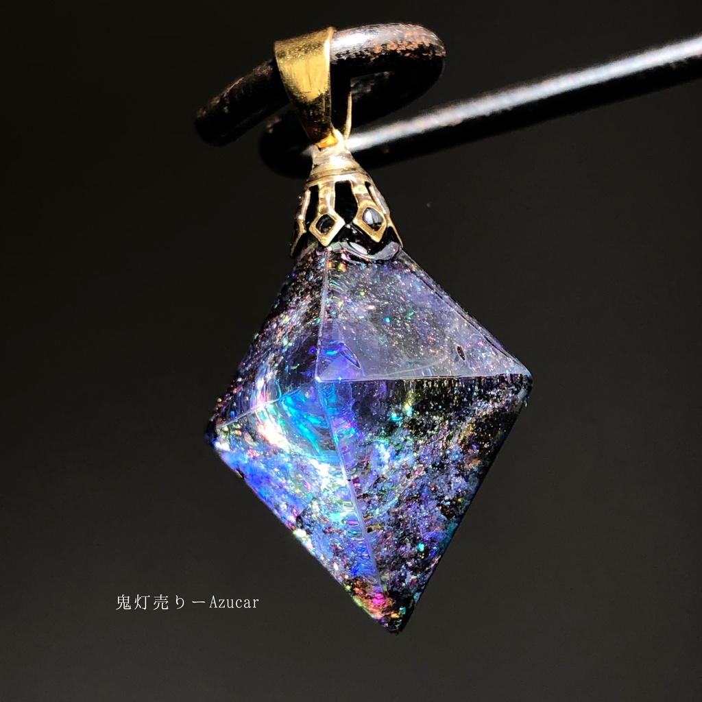 タンザナイトの光を集めて。 オルゴナイト 蓄光 八面体 宇宙レジン ネックレス