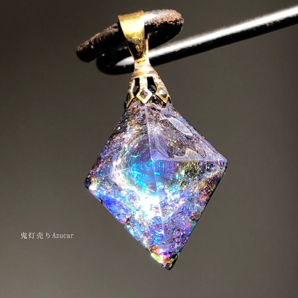 タンザナイトの光を集めて。 オルゴナイト 蓄光 八面体 宇宙レジン ネックレス