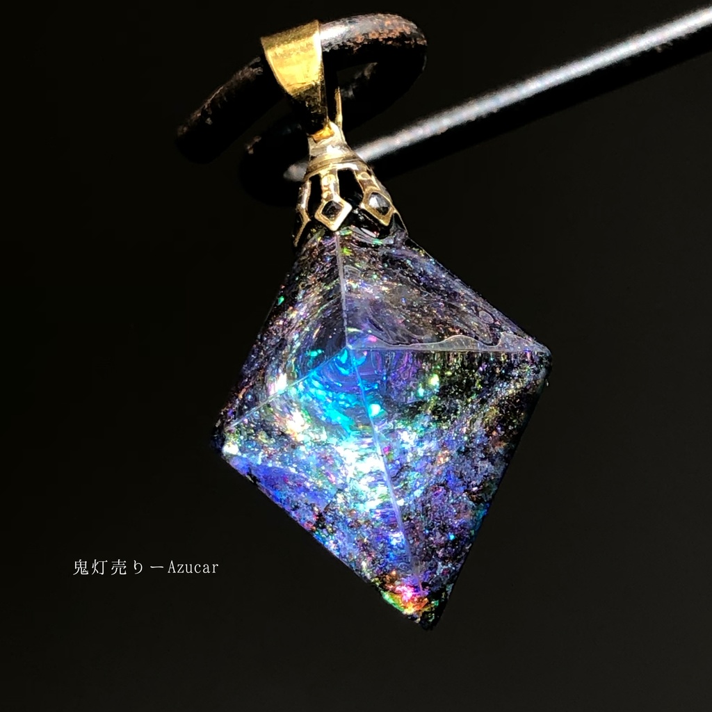 タンザナイトの光を集めて。 オルゴナイト 蓄光 八面体 宇宙レジン ネックレス