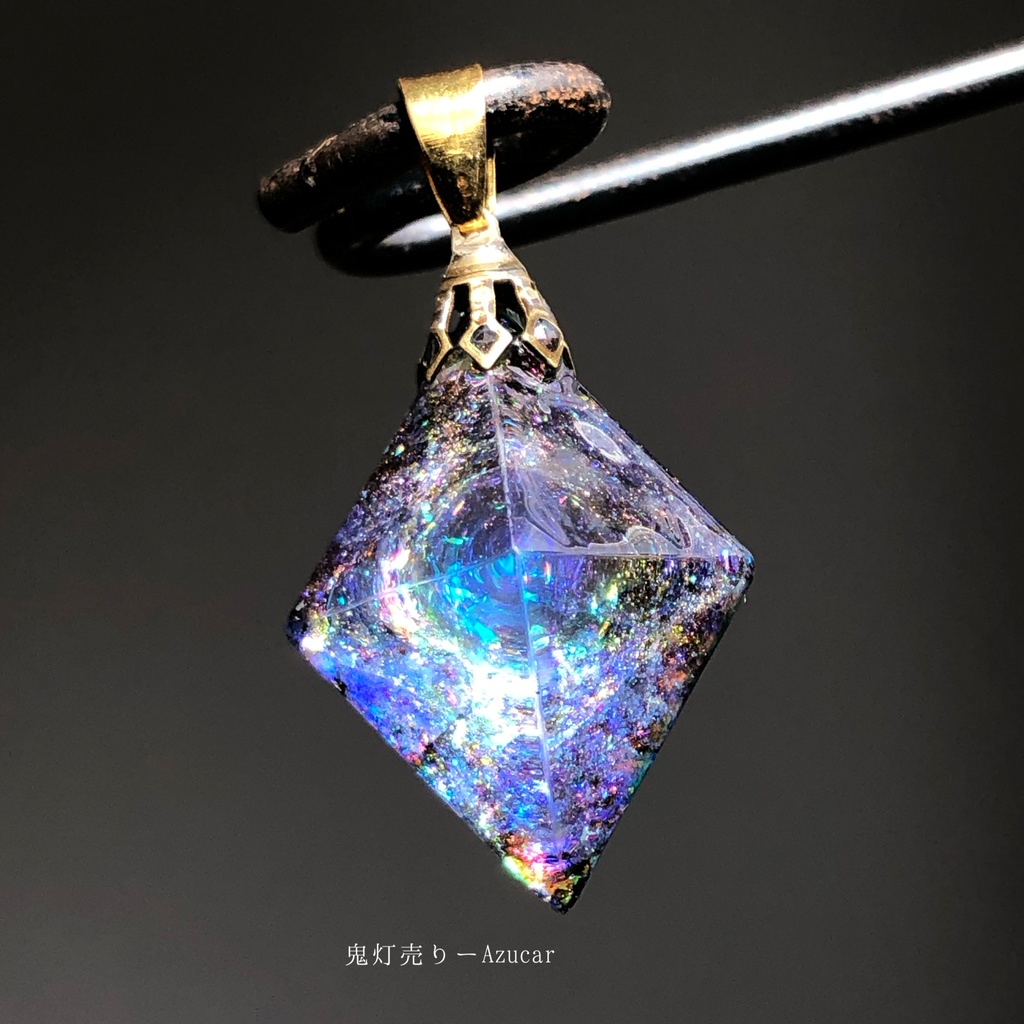 タンザナイトの光を集めて。 オルゴナイト 蓄光 八面体 宇宙レジン ネックレス