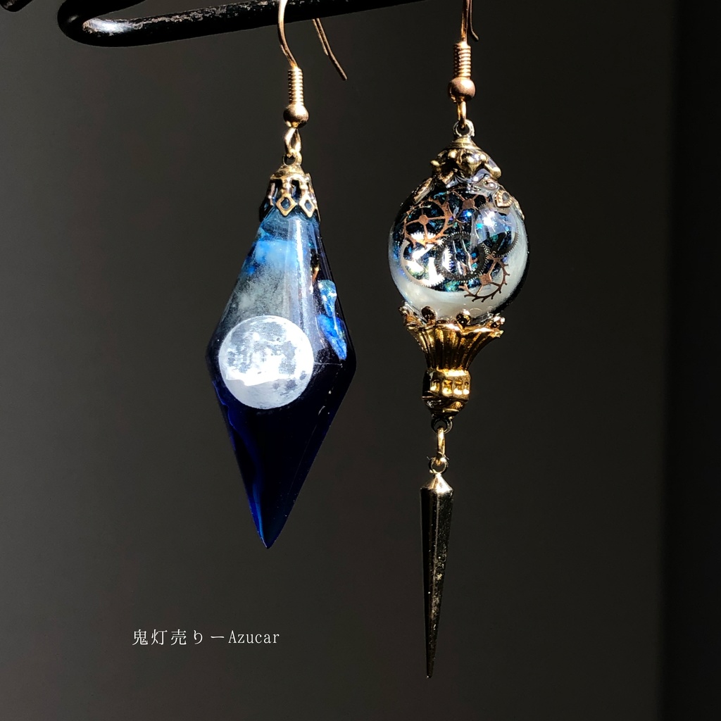 月見ると藍色に染まる。 オルゴナイト 蓄光三日月と満月 ペンデュラム ランタン 歯車 スチームパンク ピアス イヤリング