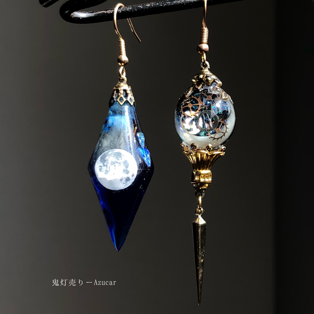 月見ると藍色に染まる。 オルゴナイト 蓄光三日月と満月 ペンデュラム ランタン 歯車 スチームパンク ピアス イヤリング