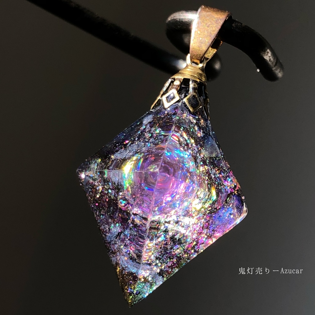 パープルサファイアの光を集めて。 オルゴナイト 蓄光 宇宙レジン 8面体 ネックレス