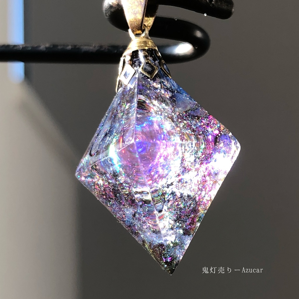 パープルサファイアの光を集めて。 オルゴナイト 蓄光 宇宙レジン 8面体 ネックレス