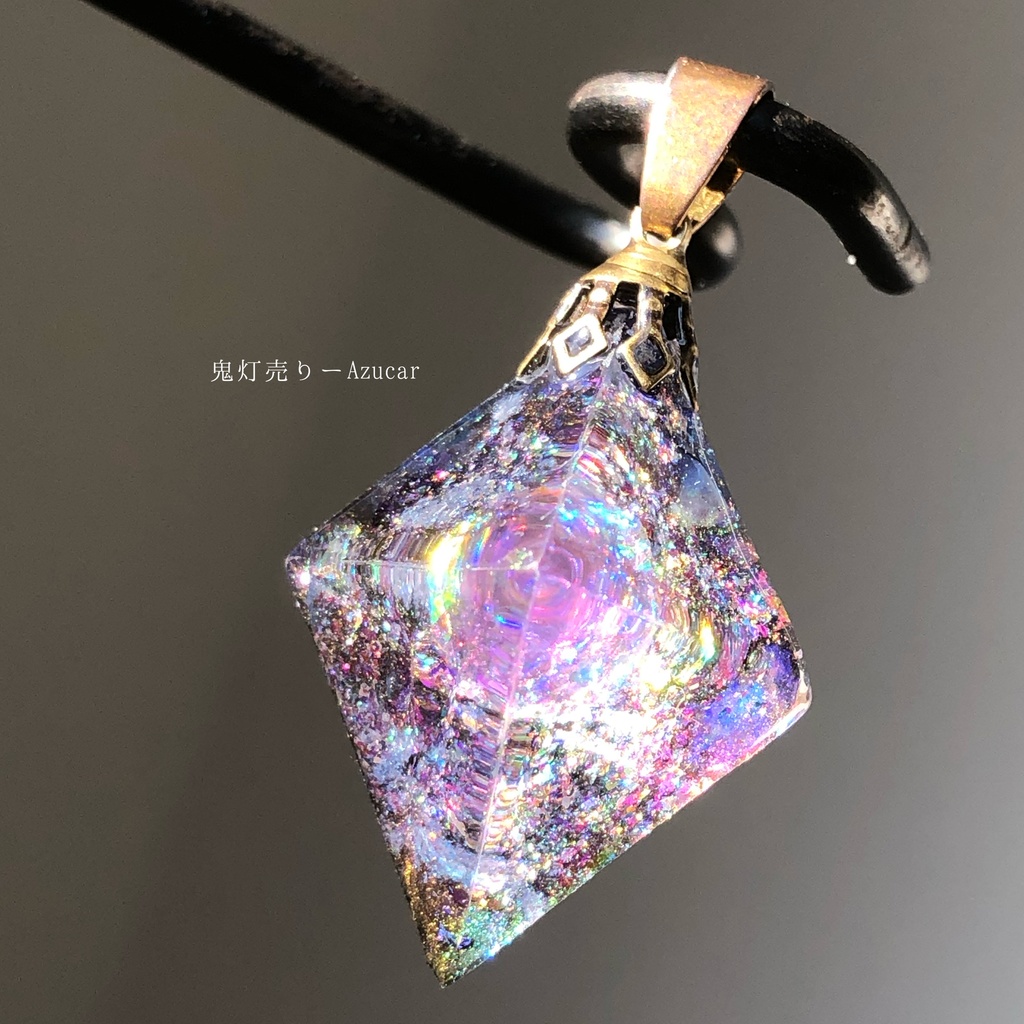 パープルサファイアの光を集めて。 オルゴナイト 蓄光 宇宙レジン 8面体 ネックレス