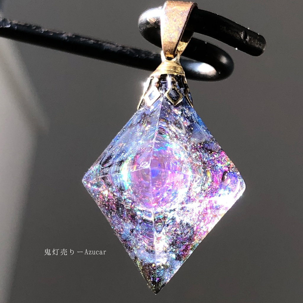 パープルサファイアの光を集めて。 オルゴナイト 蓄光 宇宙レジン 8面体 ネックレス
