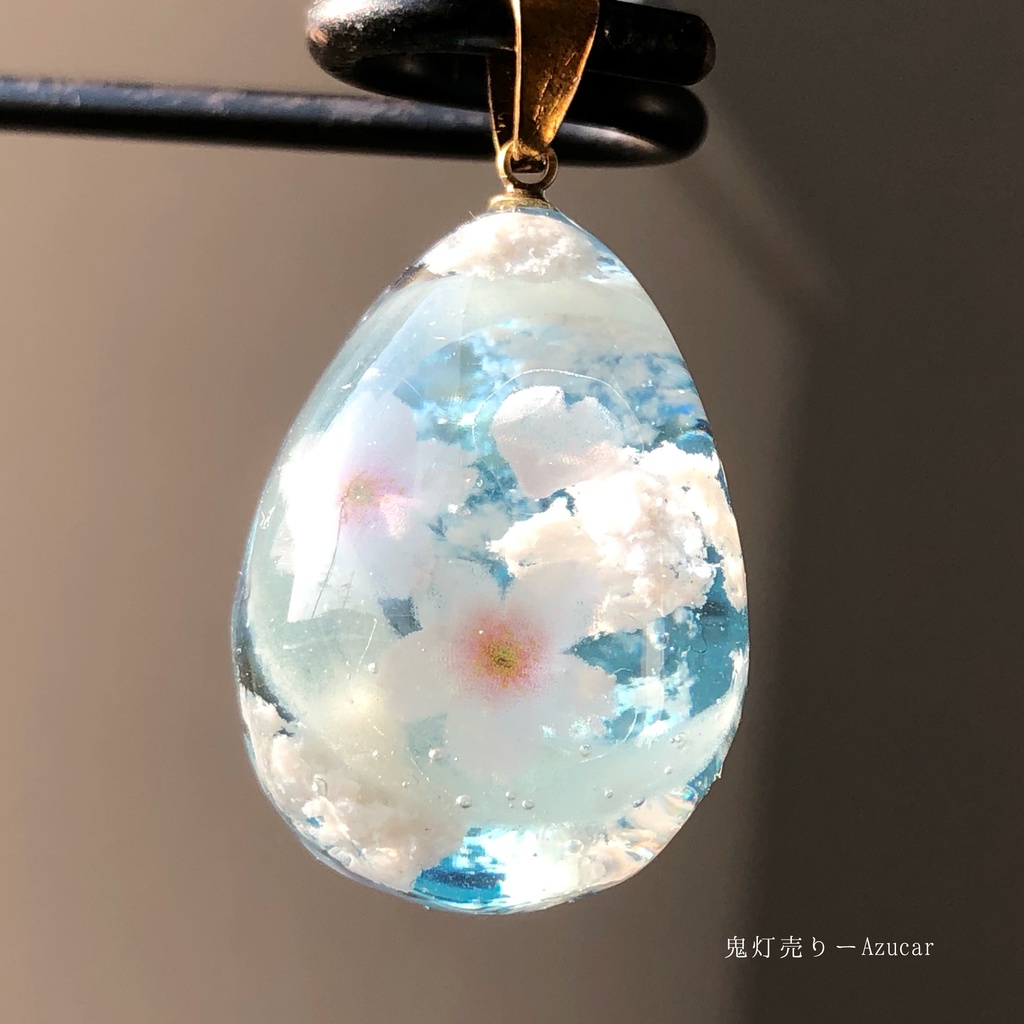 青空に向かって舞い散る桜。 オルゴナイト 雲レジン 蓄光三日月 たまご型 ネックレス - azucar - BOOTH