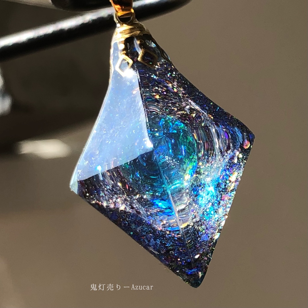 アクアマリンの光を集めて。 オルゴナイト 宇宙レジン 蓄光 八面体 ネックレス ¡背面に天然石、コイルを封入し、黒系になります!