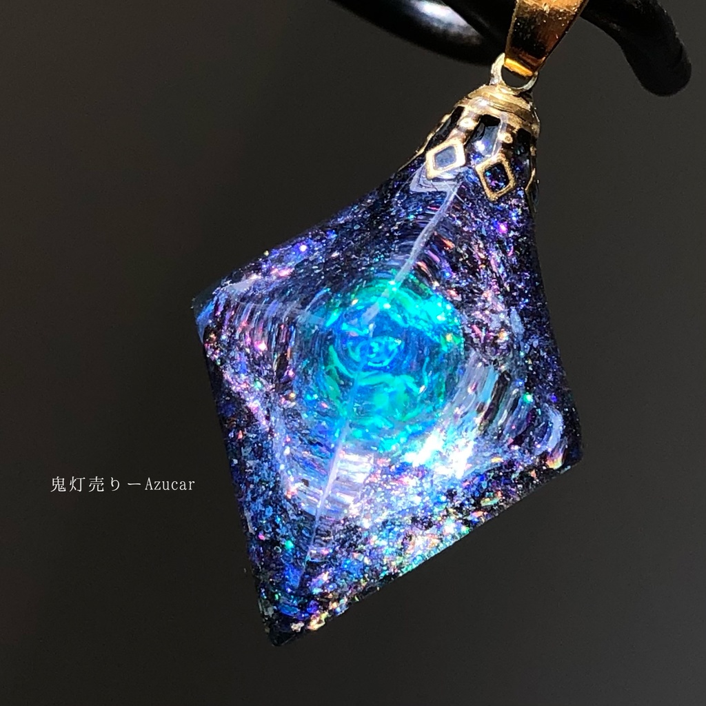 アクアマリンの光を集めて。 オルゴナイト 宇宙レジン 蓄光 八面体 ネックレス ¡背面に天然石、コイルを封入し、黒系になります!