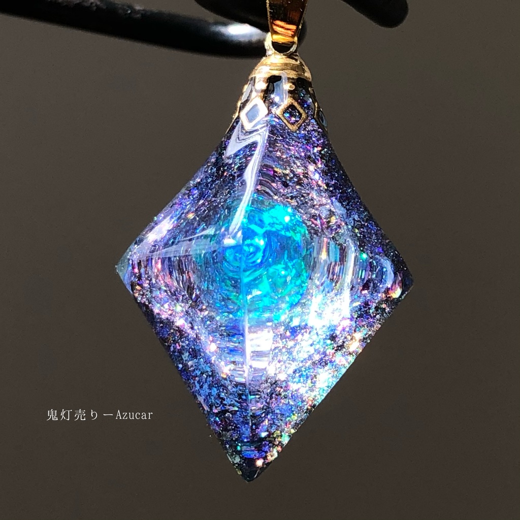 アクアマリンの光を集めて。 オルゴナイト 宇宙レジン 蓄光 八面体 ネックレス ¡背面に天然石、コイルを封入し、黒系になります!