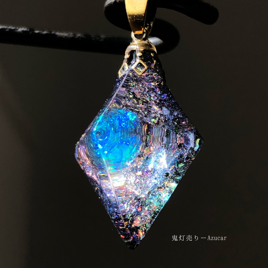 アクアマリンの光を集めて。 オルゴナイト 宇宙レジン 蓄光 八面体 ネックレス ¡背面に天然石、コイルを封入し、黒系になります!