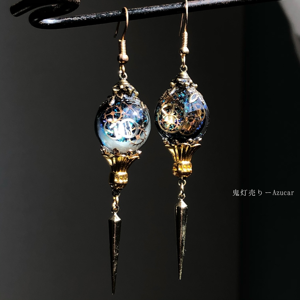 夜を動かす歯車時計とランタン オルゴナイト 蓄光三日月 スチームパンク スタッズ メンズにも。 イヤリング ピアス