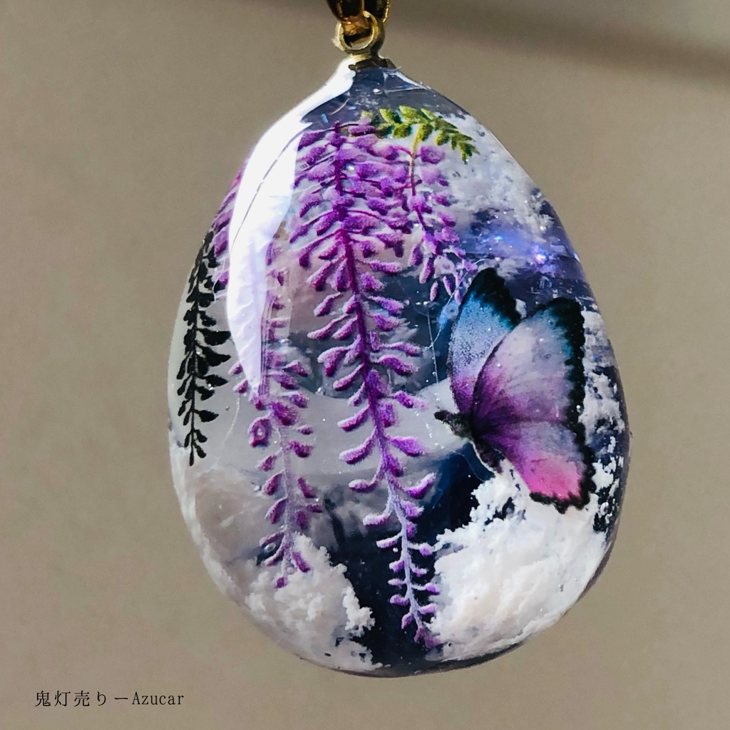 タンザナイト色の夜空に藤の花とモルフォ蝶 オルゴナイト 雲レジン 蓄光三日月 たまご型 ネックレス