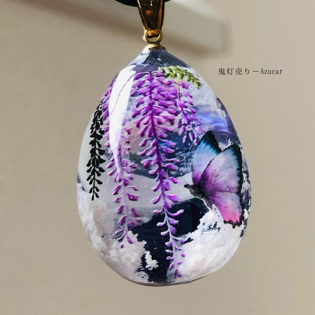 タンザナイト色の夜空に藤の花とモルフォ蝶 オルゴナイト 雲レジン 蓄光三日月 たまご型 ネックレス