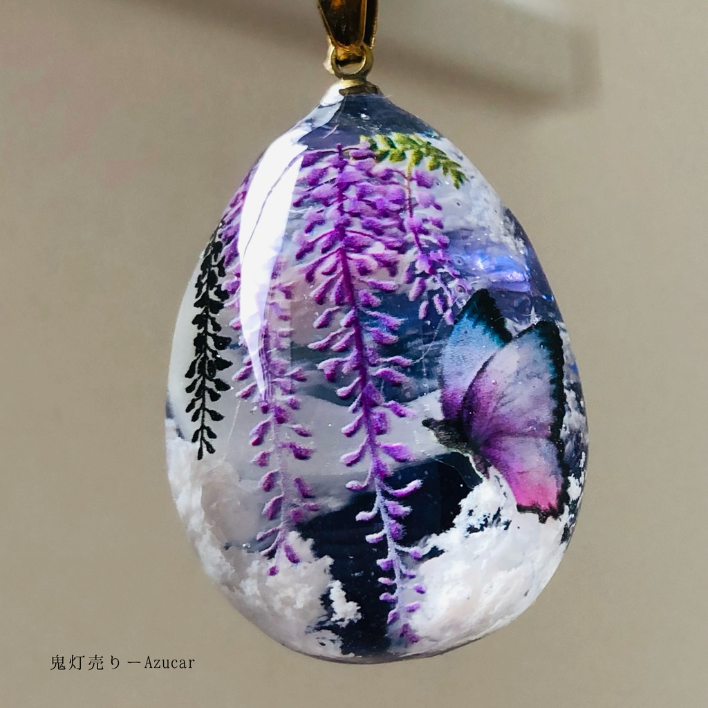 タンザナイト色の夜空に藤の花とモルフォ蝶 オルゴナイト 雲レジン 蓄光三日月 たまご型 ネックレス