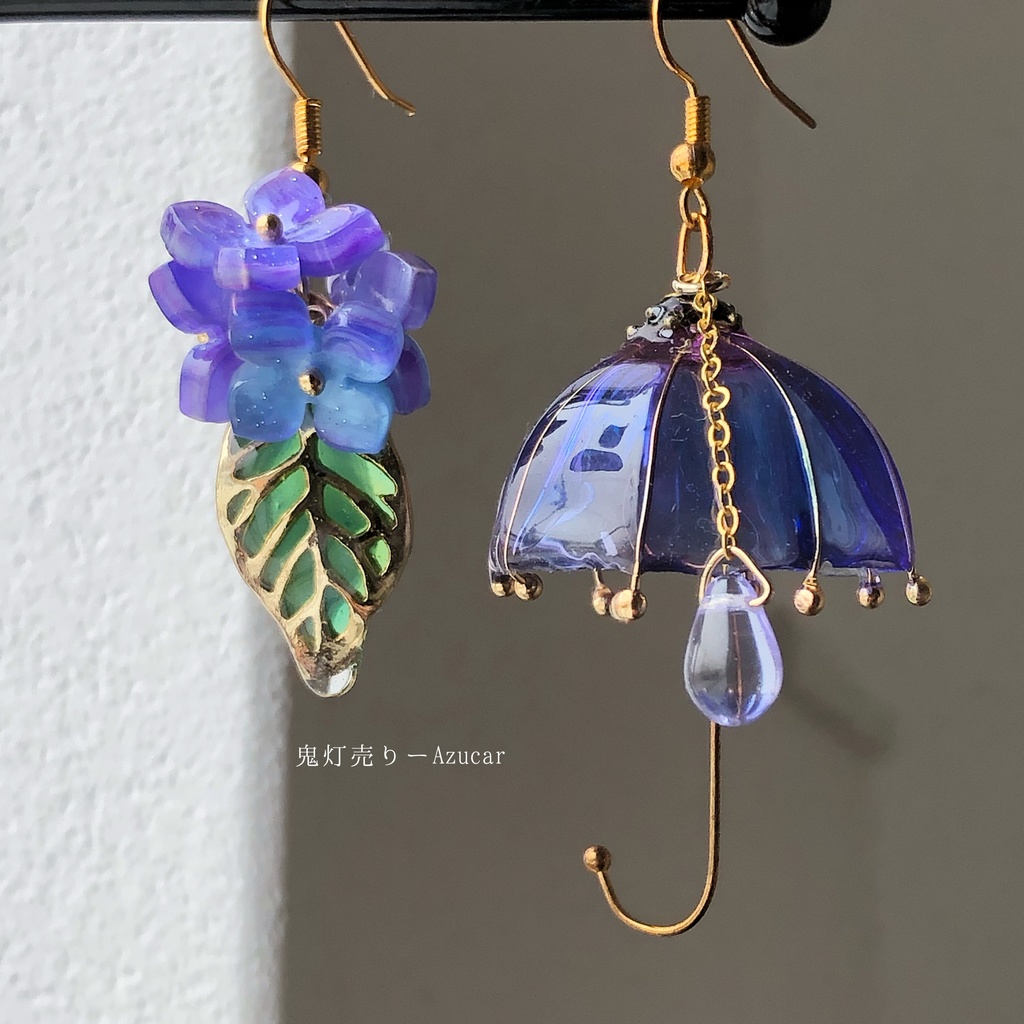 雨と紫陽花の葉から零れ落ちる雫。 傘レジンとアジサイ 雨の日アクセサリー 色変化雫 ピアス イヤリング