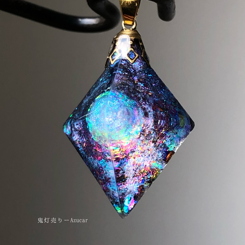 ムーンストーンの光を集めて。 宇宙レジン オルゴナイト 蓄光 八面体 ネックレス