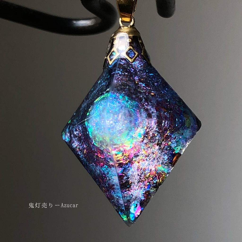 ムーンストーンの光を集めて。 宇宙レジン オルゴナイト 蓄光 八面体 ネックレス