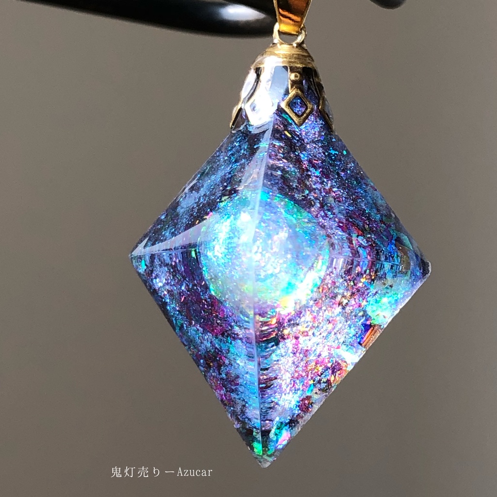 ムーンストーンの光を集めて。 宇宙レジン オルゴナイト 蓄光 八面体 ネックレス