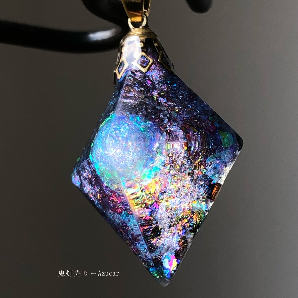 ムーンストーンの光を集めて。 宇宙レジン オルゴナイト 蓄光 八面体 ネックレス