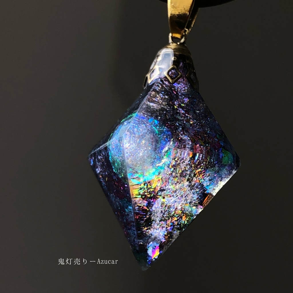 ムーンストーンの光を集めて。 宇宙レジン オルゴナイト 蓄光 八面体 ネックレス