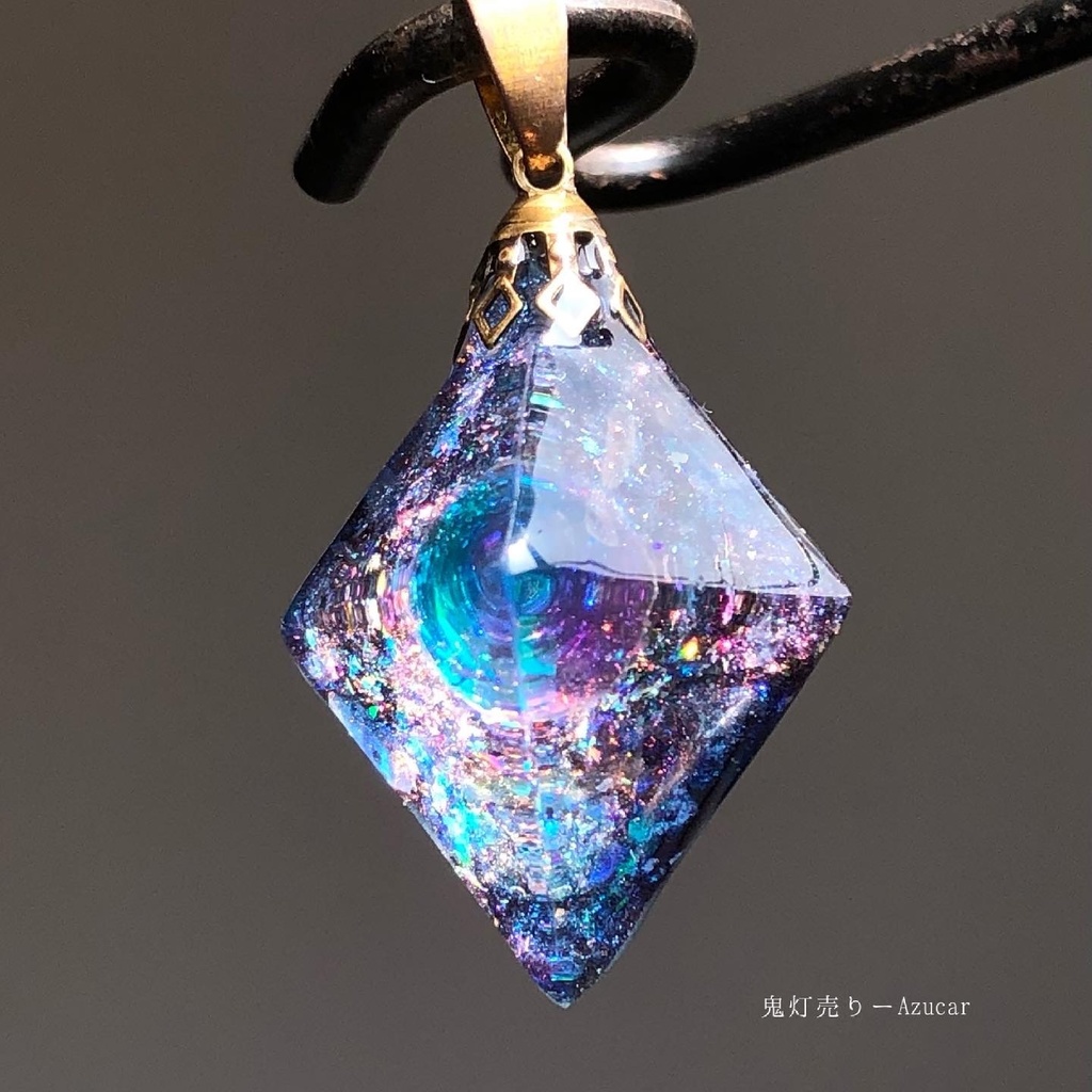 ミスティックトパーズの光を集めて。 オルゴナイト 蓄光宇宙レジン 八面体 ネックレス