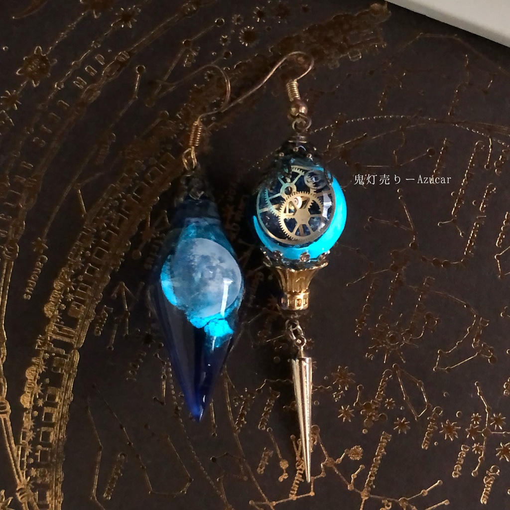 三日月から上弦の月になる。 オルゴナイト 蓄光 ペンデュラムとランタン 歯車 スチームパンク ピアス イヤリング