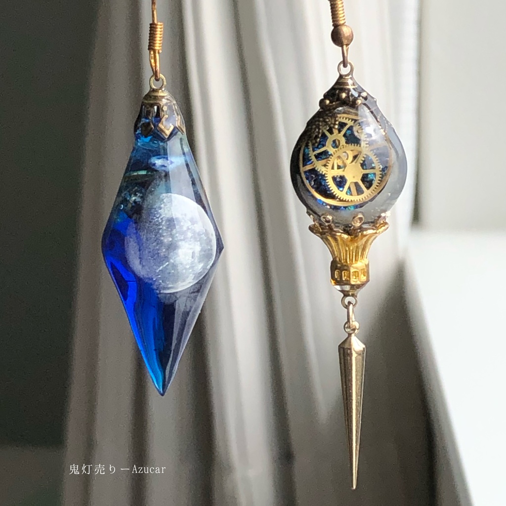 三日月から上弦の月になる。 オルゴナイト 蓄光 ペンデュラムとランタン 歯車 スチームパンク ピアス イヤリング