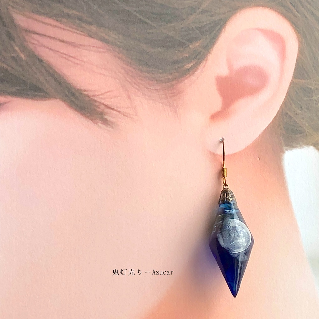 三日月から上弦の月になる。 オルゴナイト 蓄光 ペンデュラムとランタン 歯車 スチームパンク ピアス イヤリング