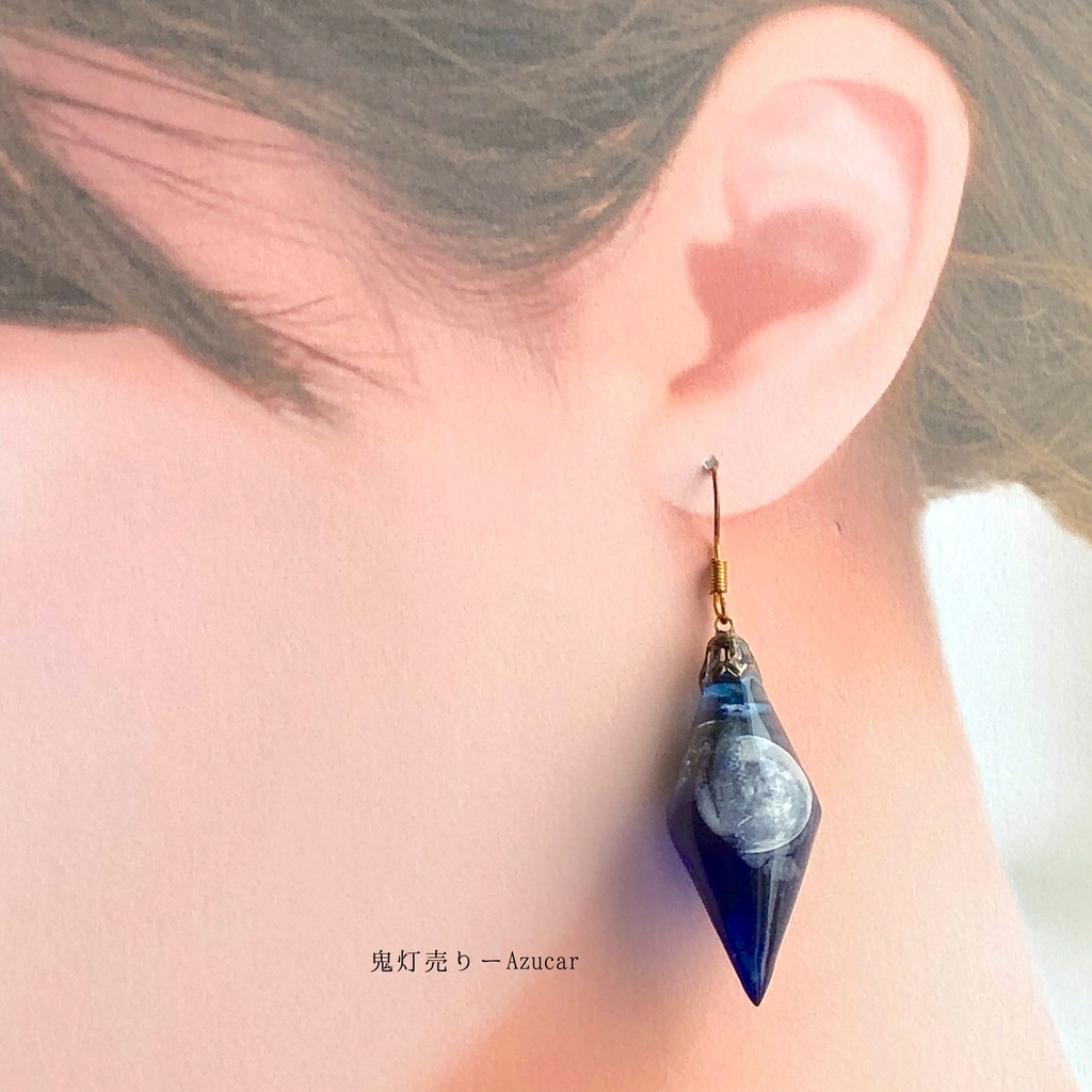 三日月から上弦の月になる。 オルゴナイト 蓄光 ペンデュラムとランタン 歯車 スチームパンク ピアス イヤリング