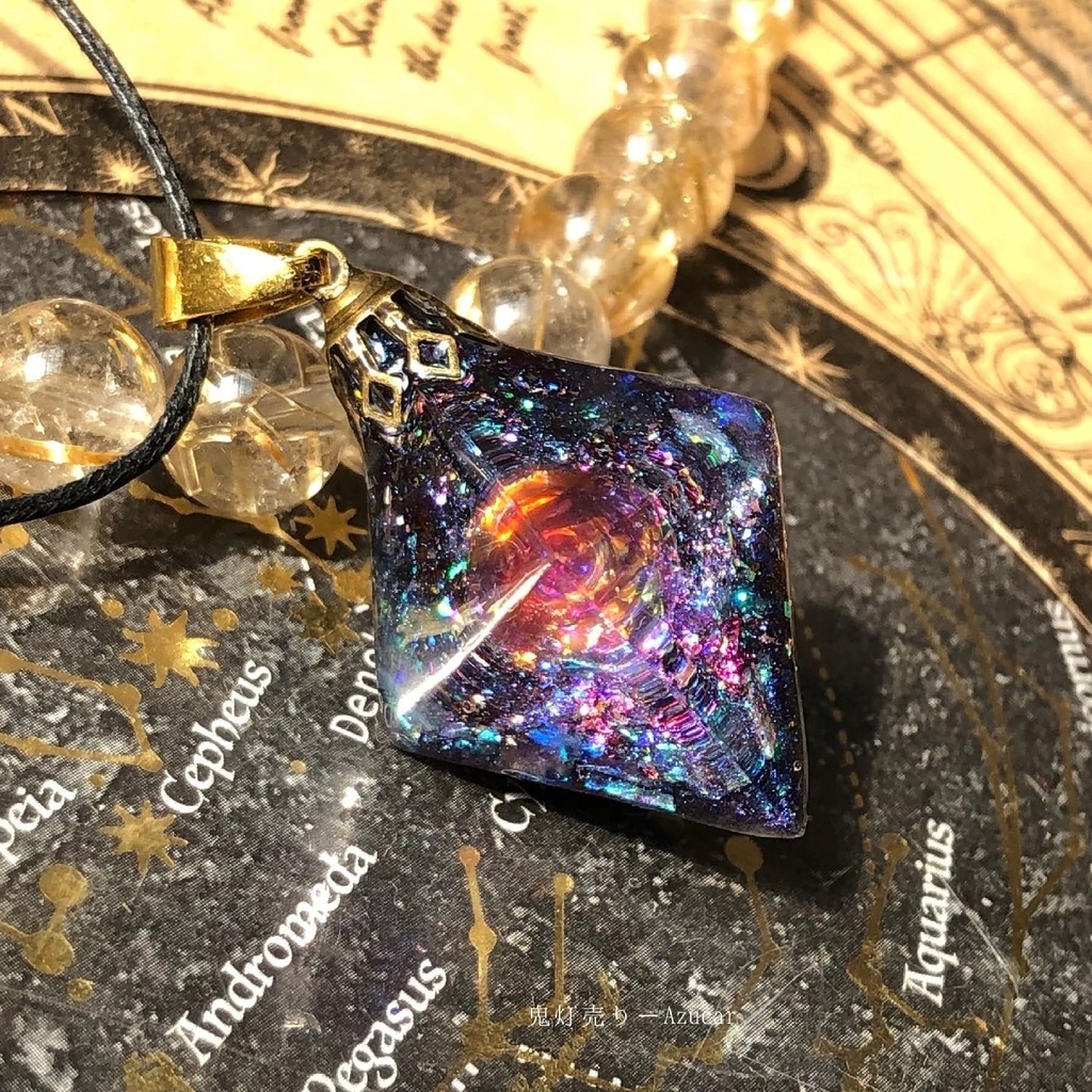 ドラゴンブレスの光を集めて。 オルゴナイト 宇宙レジン 八面体 蓄光するネックレス 宇宙レジンの為背面は黒系です★