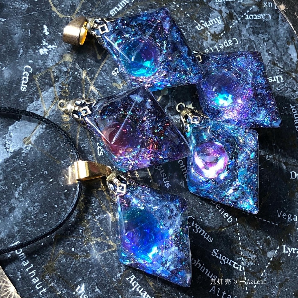 ドラゴンブレスの光を集めて。 オルゴナイト 宇宙レジン 八面体 蓄光するネックレス 宇宙レジンの為背面は黒系です★