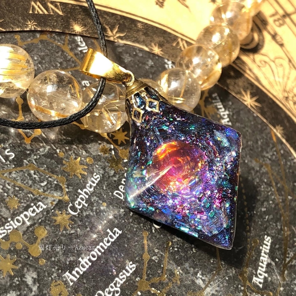 ドラゴンブレスの光を集めて。 オルゴナイト 宇宙レジン 八面体 蓄光するネックレス 宇宙レジンの為背面は黒系です★