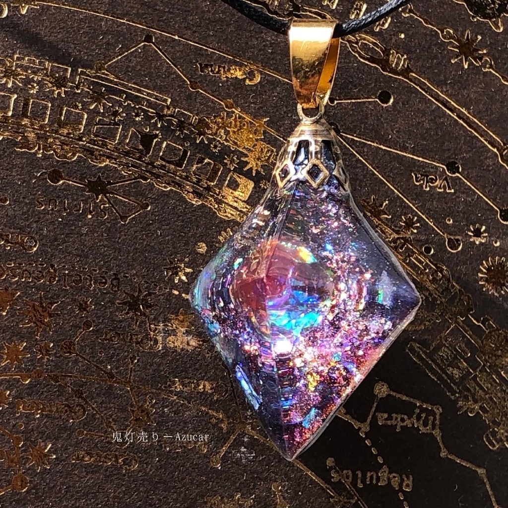 ドラゴンブレスの光を集めて。 オルゴナイト 宇宙レジン 八面体 蓄光するネックレス 宇宙レジンの為背面は黒系です★