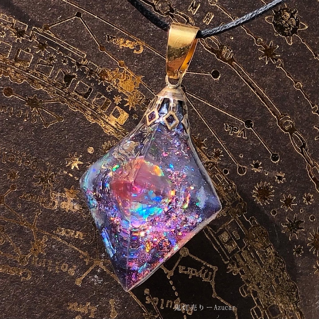 ドラゴンブレスの光を集めて。 オルゴナイト 宇宙レジン 八面体 蓄光するネックレス 宇宙レジンの為背面は黒系です★