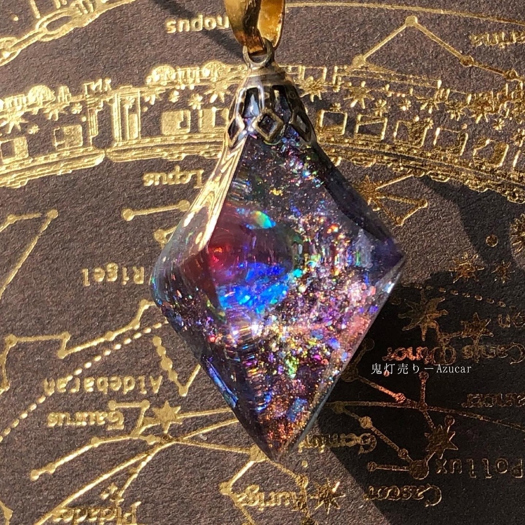 ドラゴンブレスの光を集めて。 オルゴナイト 宇宙レジン 八面体 蓄光するネックレス 宇宙レジンの為背面は黒系です★