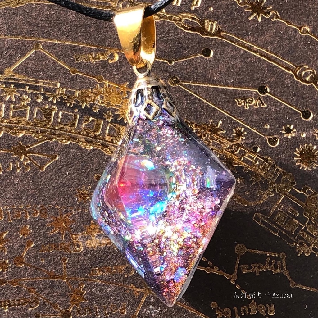 ドラゴンブレスの光を集めて。 オルゴナイト 宇宙レジン 八面体 蓄光するネックレス 宇宙レジンの為背面は黒系です★
