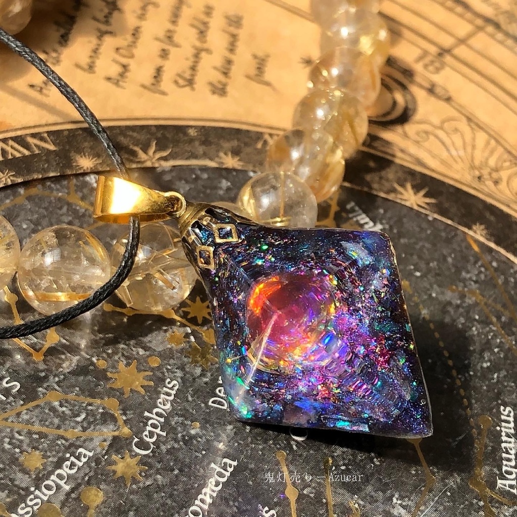 ドラゴンブレスの光を集めて。 オルゴナイト 宇宙レジン 八面体 蓄光するネックレス 宇宙レジンの為背面は黒系です★