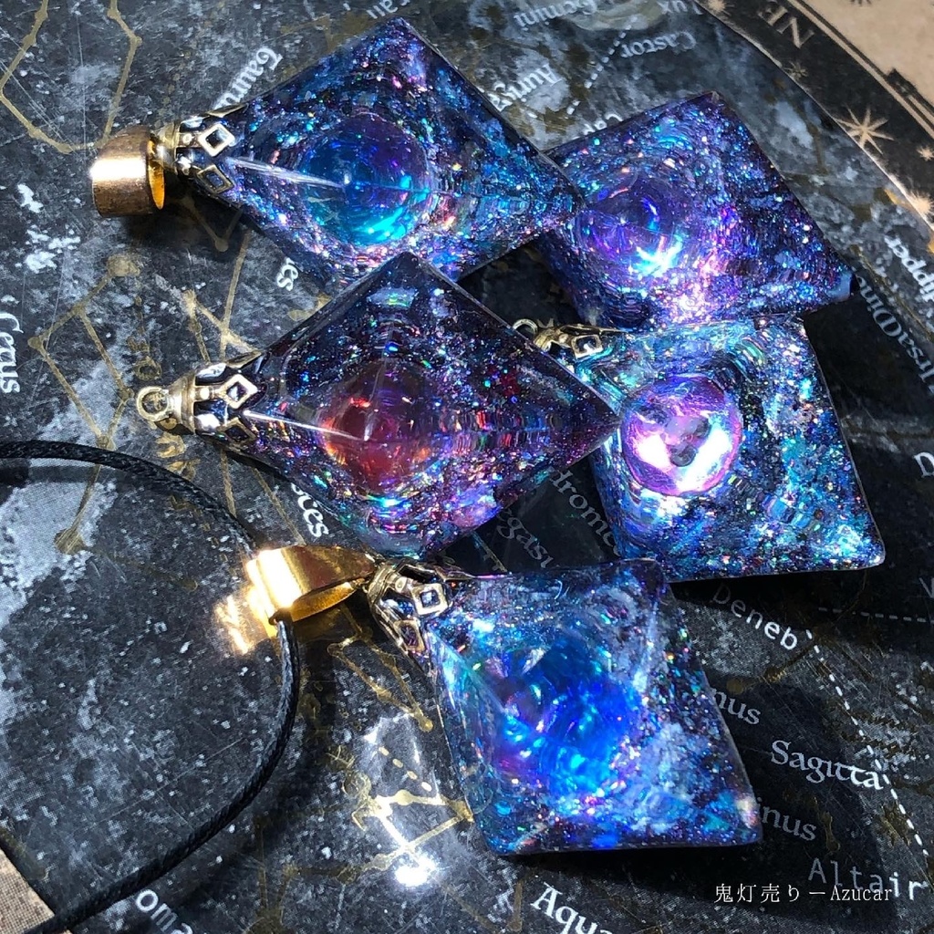 ドラゴンブレスの光を集めて。 オルゴナイト 宇宙レジン 八面体 蓄光するネックレス 宇宙レジンの為背面は黒系です★