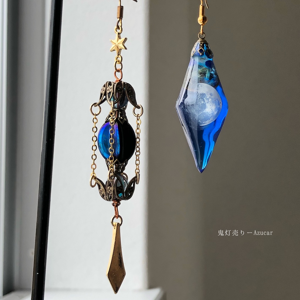 魔法使いの夜空ランタンと上弦の月の蓄光オルゴナイトペンデュラム ピアス イヤリング