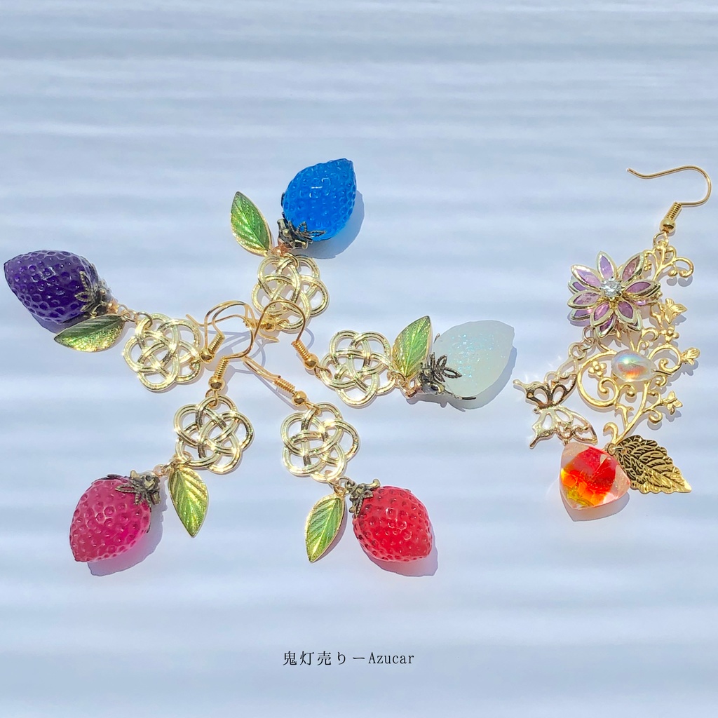 ★選べる5色苺と鬼灯のアシンメトリーピアス　イヤリング★ 唐草と蓮と蝶々　着物や浴衣の和装小物にも★