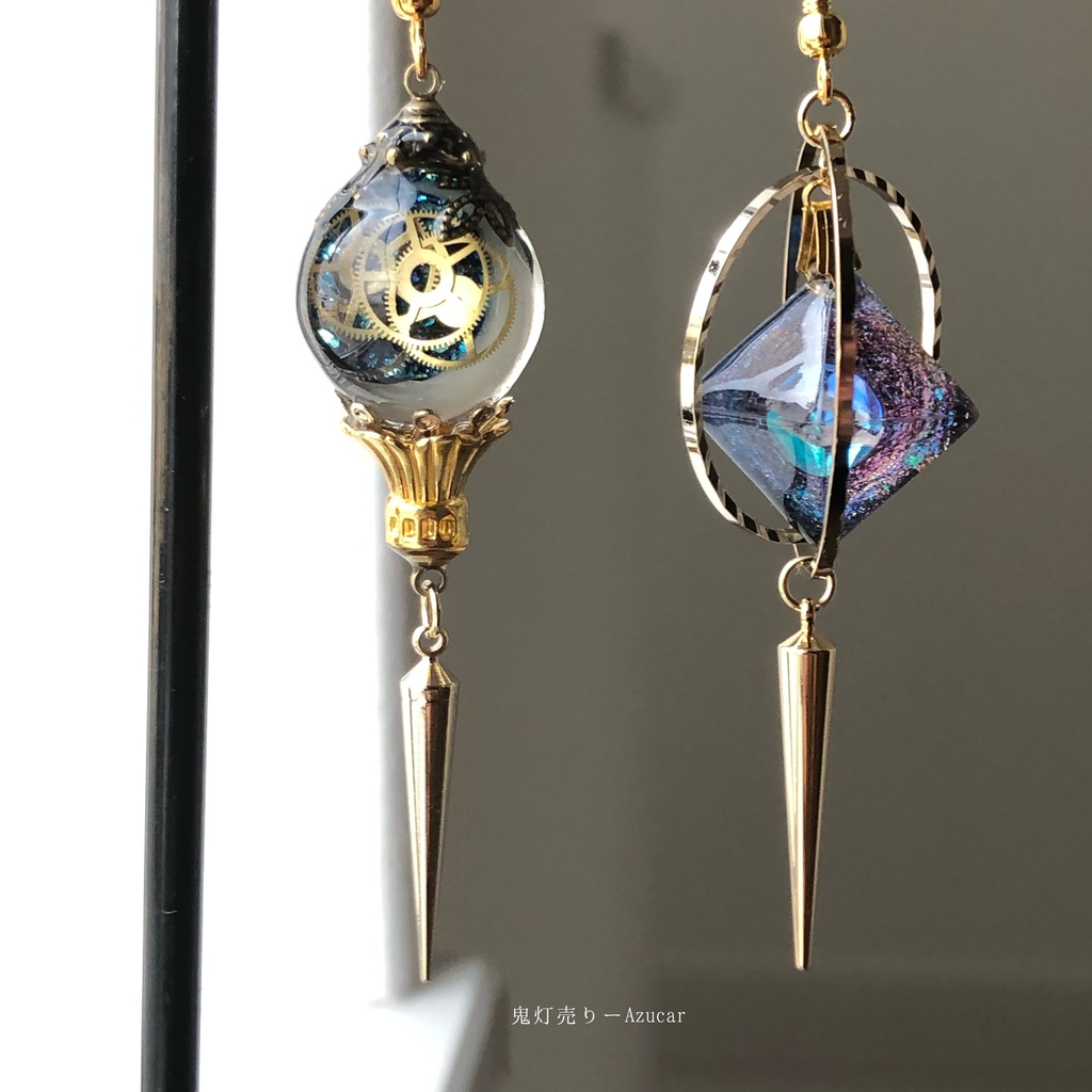 宇宙の宝石と時計の国の夜と天球儀 オルゴナイトとスチームパンク 歯車蓄光ランタンと天球儀のピアス イヤリング