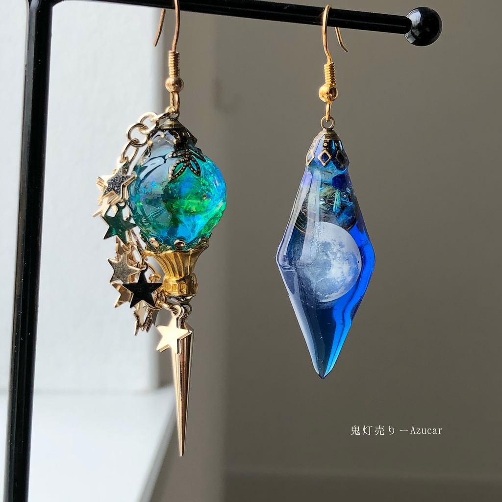 星屑ランタンに上弦の月に願いを。 オルゴナイト蓄光ペンデュラムと琉球ガラス入りランタンのスチームパンクピアス イヤリング