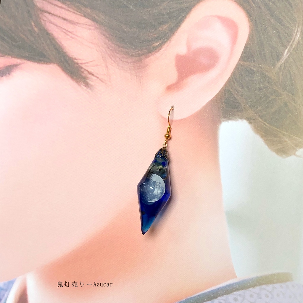 星屑ランタンに上弦の月に願いを。 オルゴナイト蓄光ペンデュラムと琉球ガラス入りランタンのスチームパンクピアス イヤリング