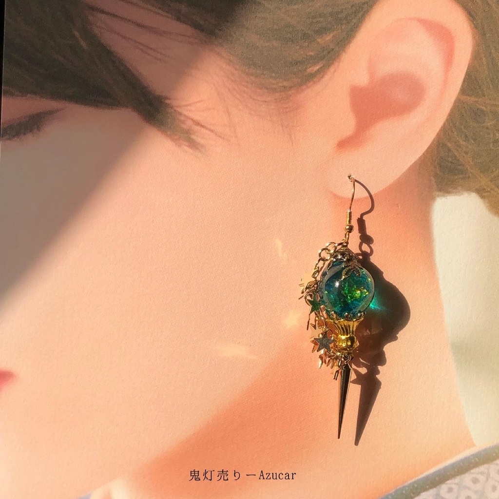 星屑ランタンに上弦の月に願いを。 オルゴナイト蓄光ペンデュラムと琉球ガラス入りランタンのスチームパンクピアス イヤリング