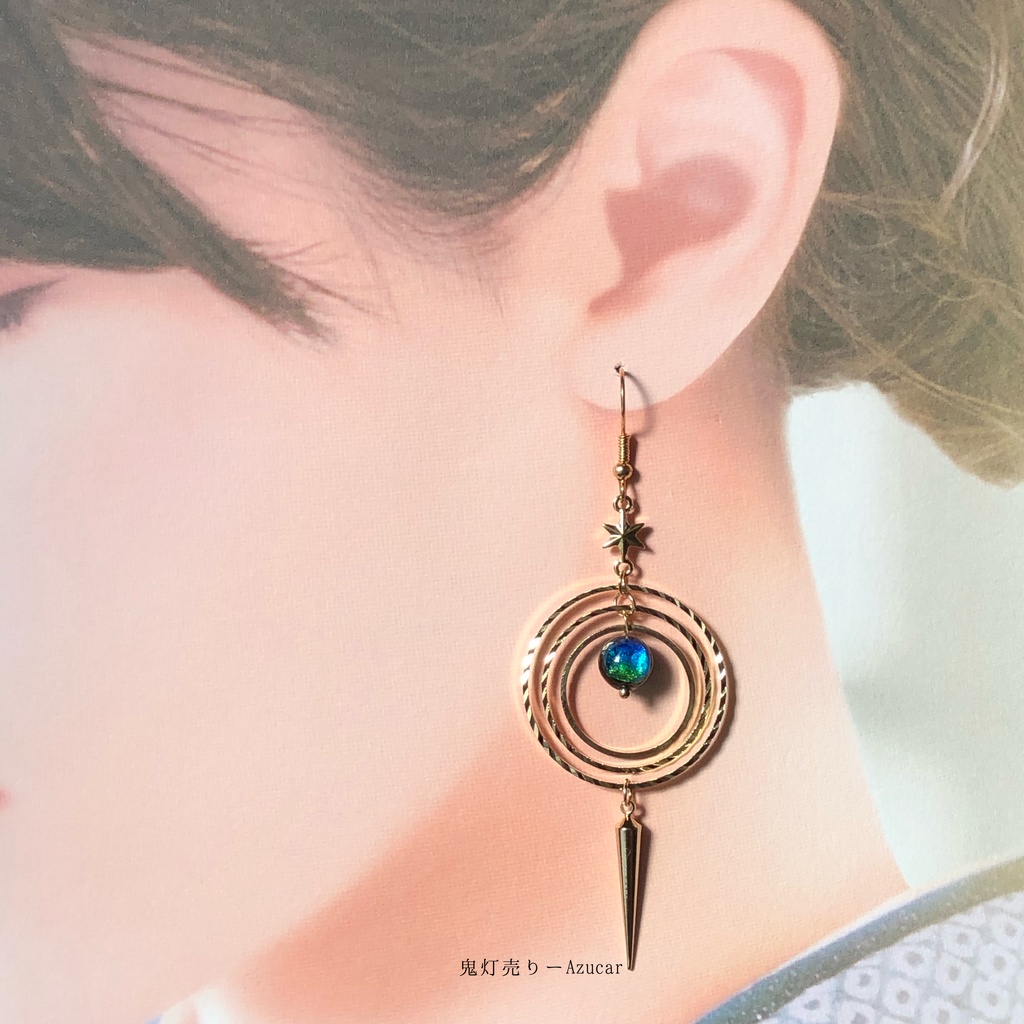 蓄光蛍ガラスの天球儀とメタリックブルーランタンピアス イヤリング