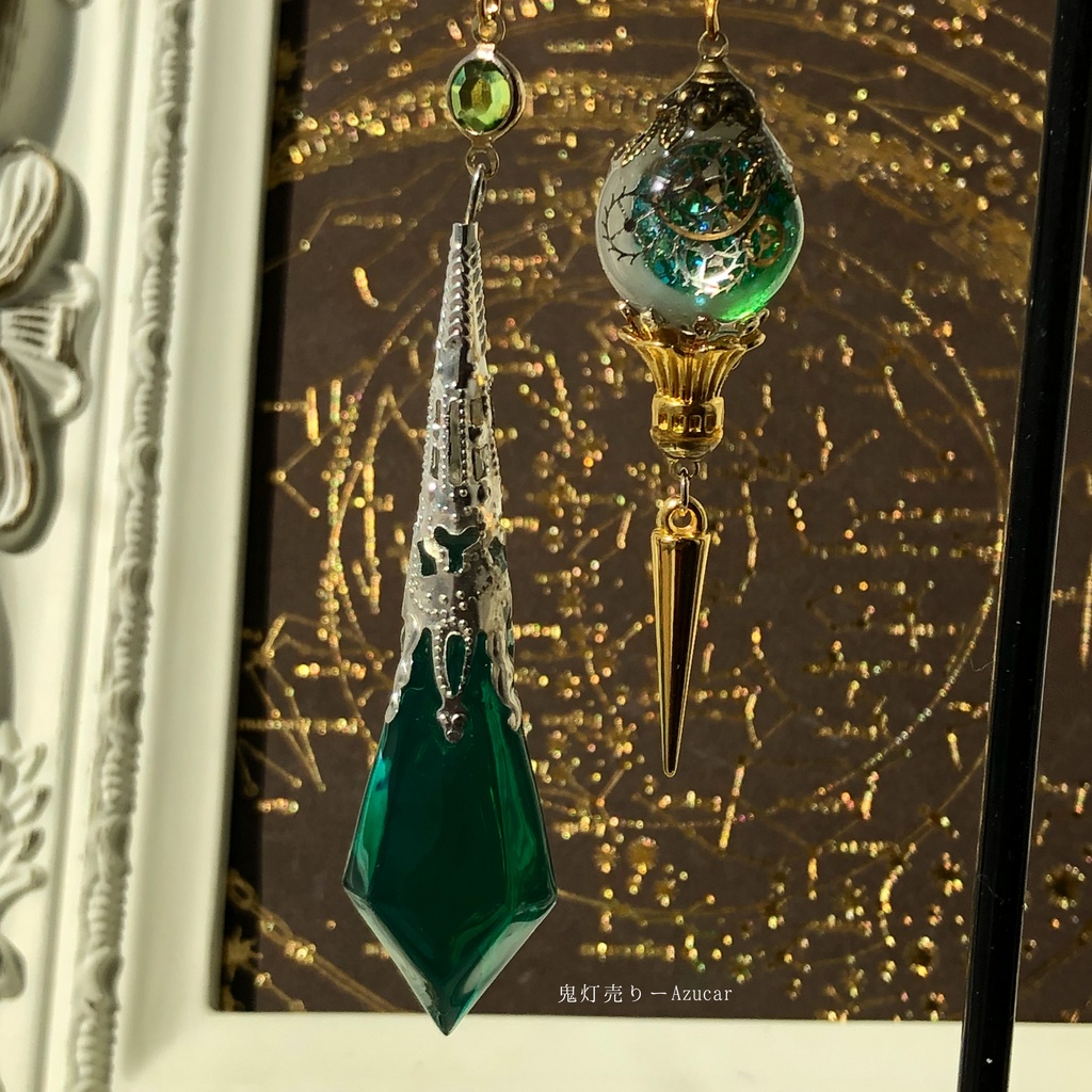 エメラルド色のペンデュラムに蓄光三日月と歯車封入したペリドット色のスチームパンクオルゴナイトランタンピアス イヤリング★