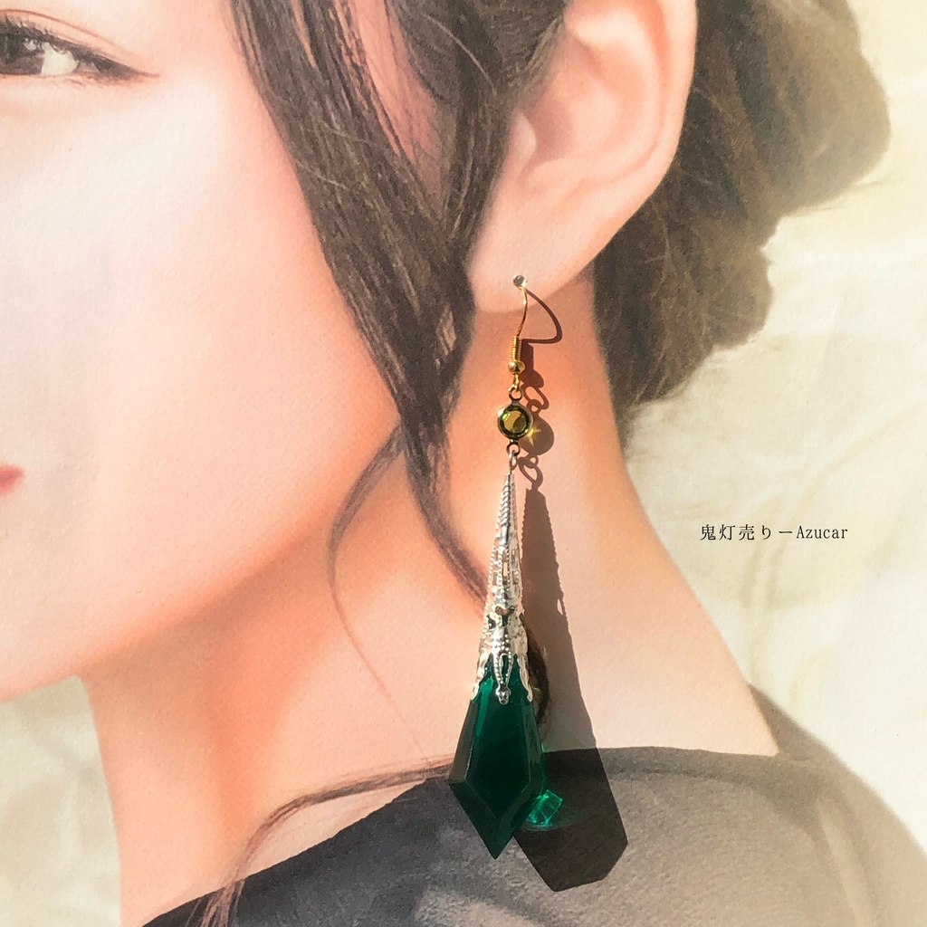 エメラルド色のペンデュラムに蓄光三日月と歯車封入したペリドット色のスチームパンクオルゴナイトランタンピアス イヤリング★